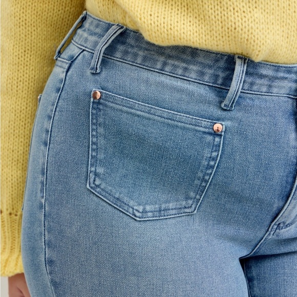 NEW🎉🎉Judy Blue Full Size Mid Rise Bootcut Jeans with Contrast Wash Plus Size - Picture 12 of 14